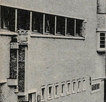 Close-up van de gevel met een van Krops beelden.
              <br/>
              Beeldbank gemeentearchief Amsterdam, 1938